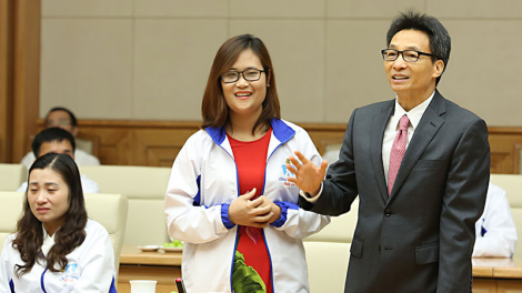 Phó Thủ tướng Vũ Đức Đam tr’lưm mặt lâng 63 giáo viên nắc manứih acoon cóh liêm chr’nắp