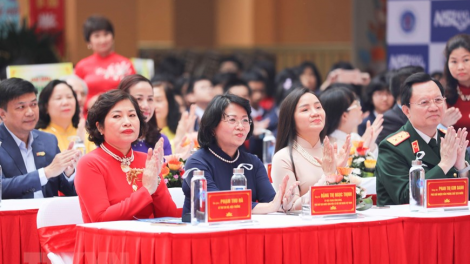 Phó Chủ tịch k’tiếc k’ruung Đặng Thị Ngọc Thịnh pấh bhiệc bhan hơnh déh 100 c’moo trường Ngô Sỹ Liên