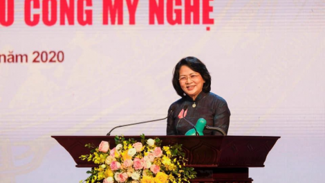 Phó Chủ tịch k’tiếc k’ruung pấh bhiệc bhan hơnh déh nghệ nhân ooy đắh bh’rợ thủ công mỹ nghệ