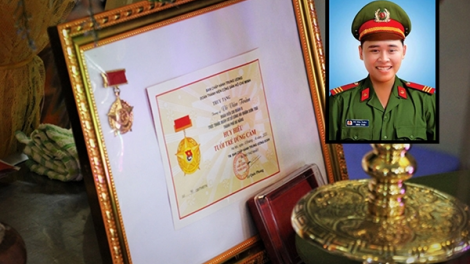Đoọng huy hiệu “ Pr’châc p’niên grơơ nhool” ha chiến sĩ công an lâh căh ma mông bêl bhrợ bh’rợ