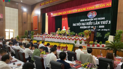 Bí thư Trung ương Đảng Nguyễn Hoà Bình tước pâh Đại hội Đại biểu Đảng bộ chr’hoong Núi Thành