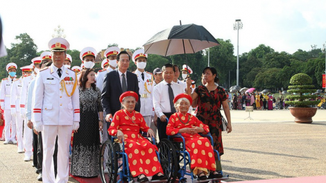 Bộ Quốc phòng tr’lưm lâng đại biểu zâp amế Việt Nam anh hùng prang k’tiếc k’ruung