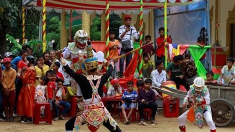 Đhị zư đơc nghệ thuật múa Rô-băm âng dha nuôr Khmer