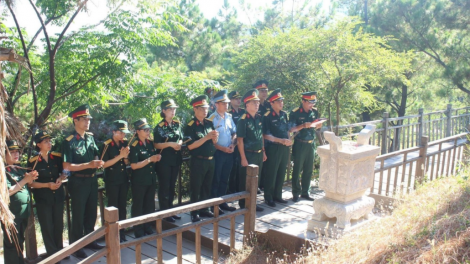 C’bhúh pa bhrợ Quân khu 4 bắt hương, lưm lêy ping xal Đại tướng Võ Nguyên Gíap