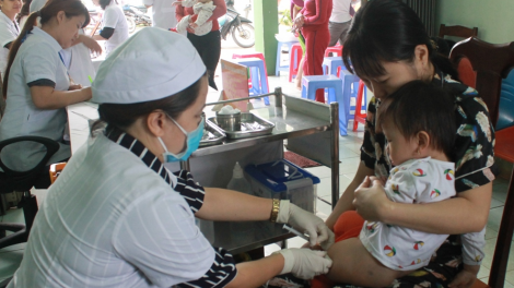 Đắk Lắk: Lêy cha mệêt pr’luh cr’ay, ra văng tiêm văc xin bạch hầu uốn ván đoọng pazêng p’niên tợơ 7 c’moo đhị chr’hoong Lắk