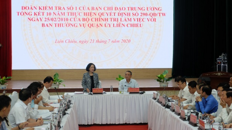Trưởng Ban P’too moon đha nuôr Trung ương Trương Thị Mai ch’mêệt lêy bh’rợ p’too pa choom đhanuôr đhị Đà Nẵng