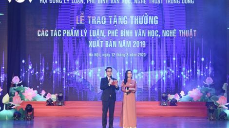 Pa đơp ch’ner 15 tác phẩm lý luận, phê bình văn học, nghệ thuật xuất bản pr’hay chr’năp bhlâng c’moo 2019