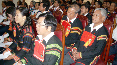 Pân đil Uỷ viên Ban Thường vụ Tỉnh uỷ, Thành uỷ năc manuyh acoon coh bơơn đhêy hưu coh c’moo dal lâh mơ