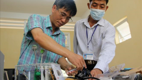Thầy giáo trường pa choom đoọng bh’rợ bhrợ t’vaih máy zooi p’hơơm