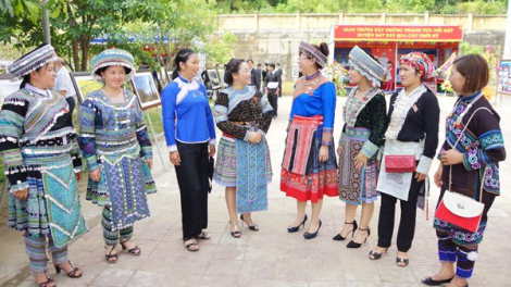 Lào Cai p’ghit bhrợ pa dưr c’bhuh cán bộ ma nưih acoon coh