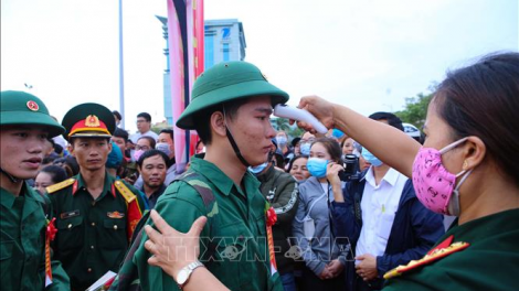 Miền Trung: K’nặ 20 r’bhâu ta đhâm c’mor lươt nhập ngũ