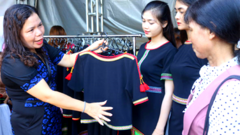 Pân đil cán bộ Êđê pay cha cách a din t’bọo ooy n’đooh lang t’mêê