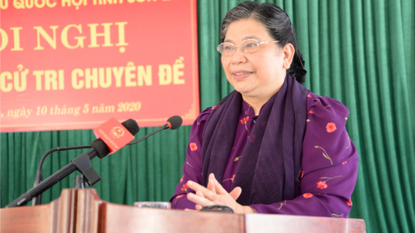 Phó Chủ tịch Thường trực Quốc hội Tòng Thị Phóng lum prá lâng đha nuôr đhị Vân Hồ, tỉnh Sơn La
