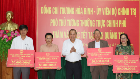 Phó Thủ tướng Thường trực Chính phủ Trương Hòa Bình thăm, cher pr’hêl đọong ha cán bộ, chiến sĩ lâng đhanuôr tỉnh Quảng Trị
