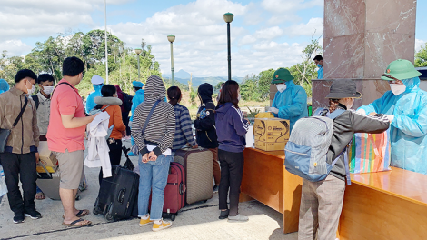 Quảng Nam vêy k’nặ 300 apêê học sinh manuyh Lào mọt ooy Việt Nam
