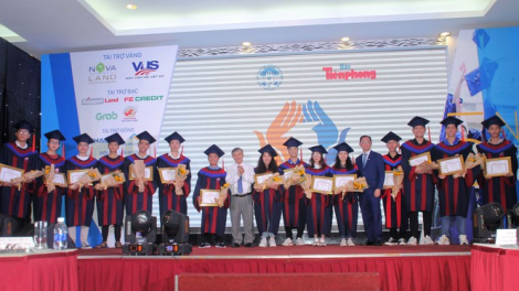 Pa đơơp đoọng học bổng: Pa dưr bhr’dang lươt thủ khoa đoọng ha 85 học sinh đharựt t’mêê bơơn thủ khoa coh pazêng trường đại học