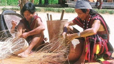 Triển lãm lâng pa căh bh’rợ tr’naanh âng ma nuyh Cơ Tu