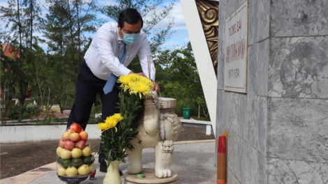 Bí thư Tỉnh uỷ Phan Việt Cường bắt hương hay tước apêê anh hùng liệt sĩ, a mế Việt Nam anh hùng