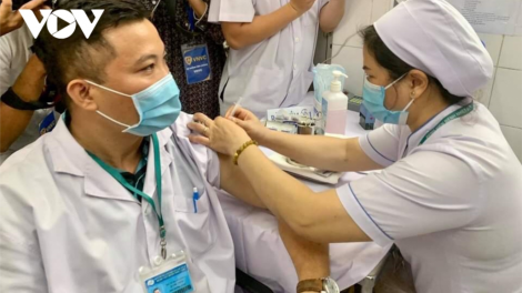 Tr’nơơp xay moon đợ c’leh dưr vaih ngân xang tiêm vaccine Covid-19 đhị Việt Nam năc muy t’piing r’bhâu