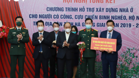 Chủ tịch nước k’đươi bhrợ k’rơ bh’rợ zooi đoọng đong ăt ha đha nuôr vêy c’rơ g’lêêh lâng k’tiêc k’ruung, cựu chiến binh đha rưt, pr’loọng đha rưt