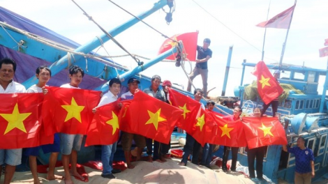 Chủ tịch k’tiêc k’ruung pa gơi đoọng 5 r’bhâu ta la cờ ha đhanuôr ta bơơn a chông axiu coh zr’lụ biển đảo prang k’tiêc k’ruung.