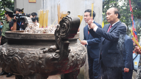 Chủ tịch k’tiếc k’ruung Nguyễn Xuân Phúc bắt hương hay tước apêê bhua Hùng