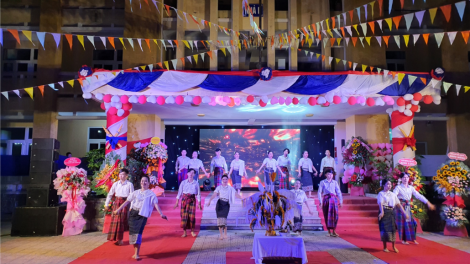 Lâh 500 cha năc học sinh Lào đương cha Tết Bunpimay đhị Thừa Thiên Huế