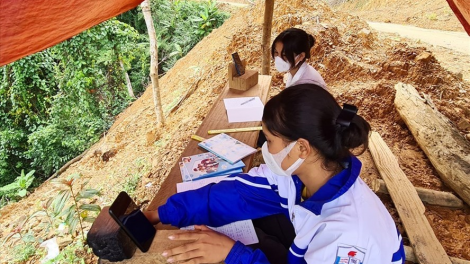 Học sinh “bhrợ pớ đhị vêy internet” nắc ơy vêy sóng học trực tuyến