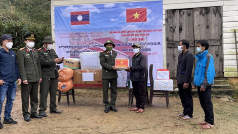 Bhrợ têng đong bhrợ bhiệc g’luh 2 đoọng ha Công an k’tiêc k’ruung pr’zớc Lào