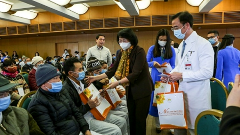 Phó Chủ tịch k’tiêc k’ruung Đặng Thị Ngọc Thịnh tươc lum lêy, đoọng pr’hêl ha manuyh k’ăy xoọc ăt pa dưah coh Bệnh viện Bạch Mai