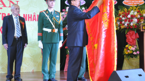 Ban Tổ chức Khu uỷ Khu 5 đương đơp ch’ner Anh hùng LLVT Nhân dân