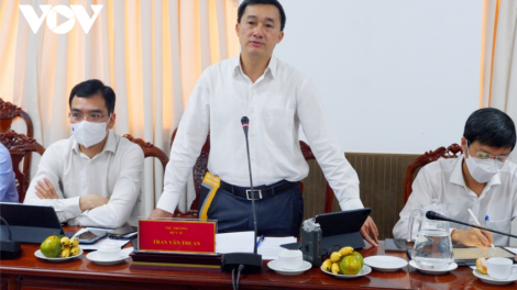 Ban xay bhrợ k’tiếc k’ruung: T’bhlầng lêy cha mệêt bh’rợ cha groong pr’luh đhị apêê vel đong