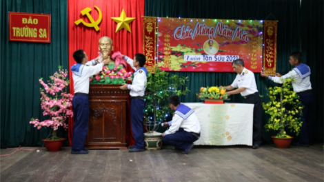 Quân lâng đha nuôr thị trấn Trường Sa ta hươc tươc Đại hội Đảng