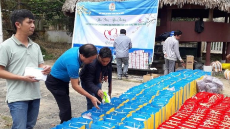 130 hun pr’hêl cher đoọng công nhân viên chức, apêê pa bhrợ lâng học sinh Tây Giang