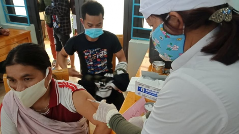 Chr’hoong Tây Giang, tỉnh Quảng Nam bhrợ têng xang tiêm 6.250 liều văc xin Covid-19 (t’niêm muy)
