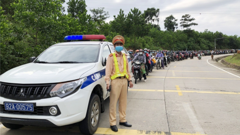 Cảnh sát c’lâng p’rang đhị apêê tỉnh miền Trung zooi k’r’bhâu cha năc đhanuôr lướt xe máy n’đăh Nam chô ooy đong