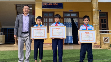 Hội đồng Đội tỉnh Quảng Nam đoọng giấy khen ha 3 cha năc học sinh bhặ pr’zơc tươc ooy trường