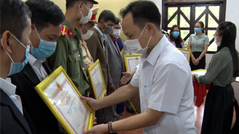 Pa đơp đoọng bằng khen âng Chủ tịch UBND tỉnh Thừa Thiên Huế ha pazêng c’bhuh, cha năc manuyh vêy bh’rợ liêm choom coh bh’rợ zâl cha groong pr’luh Covid-19