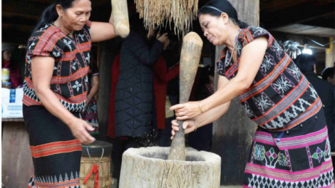 Manuyh Tà Ôi pa gơi cr’noọ cr’niêng ooy acoon p’niên k’tứi coh pazêng bhr’ươl bha dơng k’coon