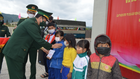 Giao lưu zr’ziêng quốc phòng ca noong k’tiếc Việt Nam-Lào g’luh tr’nơợp