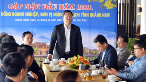 Chủ tịch UBND tỉnh Lê Trí Thanh tr’lum mặt doanh nghiệp du lịch tr’nơơp hân noo ha pruôt