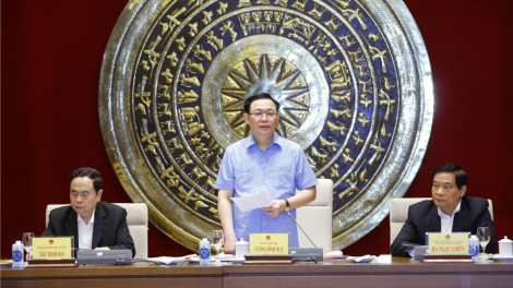 Chủ tịch Quốc hội Vương Đình Huệ bhrợ bhiệc lâng Hội đồng dân tộc âng Quốc hội