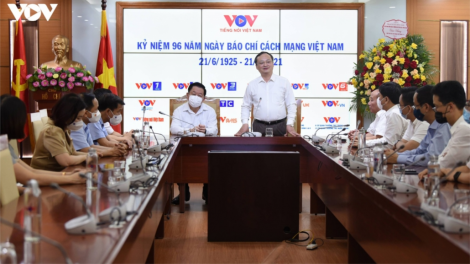 Trưởng ban Tuyên giáo Trung ương tươc lum lêy haanh deh Đài p’rá Việt Nam lâng pazêng cơ quan báo chí bha lâng