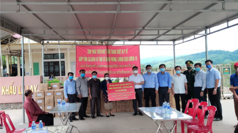 Thừa Thiên Huế zooi zúp pr’đươi pr’dua y tế zêl cha groong pr’lúh cr’ay Covid-19 đoọng ha 2 tỉnh Salavan, Sê Kông-Lào