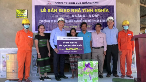 Công ty Điện lực Quảng Nam zooi đhanuôr chr’hoong Tây Giang choh đong liêm loom lâng cher đoọng pr’đươi  bhrợ têng cha
