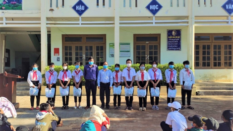 Quảng Nam: Thủy điện A Vương đoọng xa nâp học sinh ha Trường THCS Ma Cooih, chr’hoong Đông Giang