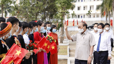 Chủ tịch k’tiếc k’ruung pấh khai giảng c’moo học t’mêê đhị Trường PTDT Nội trú THPT tỉnh Yên Bái