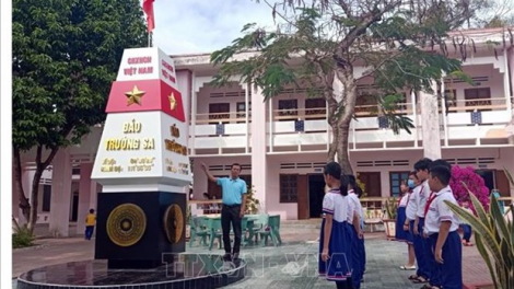 Kon Tum: Pa dưr k’rơ lâh mơ cr’noọ bh’rợ chăp hơnh biển đảo đoọng ha học sinh da ding k’coong