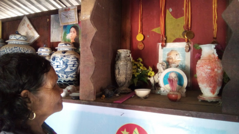 Nhà  mế có ảnh Bác Hồ