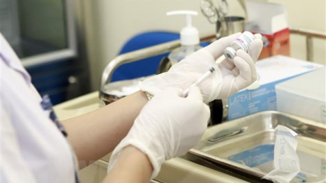 Ađoo pân đil bhrợ bh’rợ y tế đhị An Giang lâh chêệt bil xang bêl tiêm vaccine Covid-19